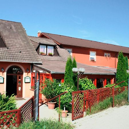 Vasmacska Panzio Hotel Komarom Bagian luar foto