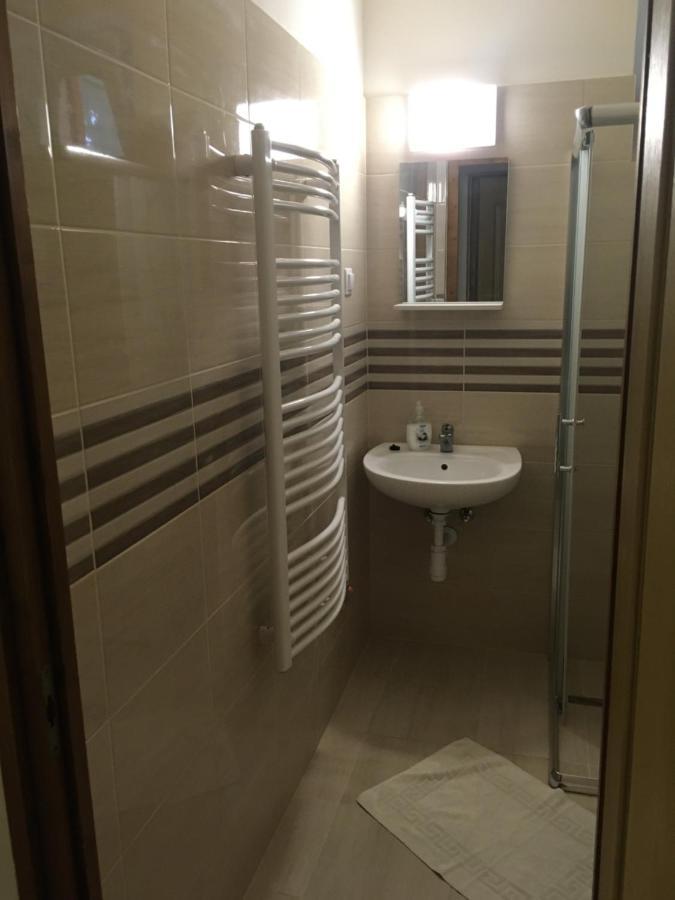 Vasmacska Panzio Hotel Komarom Bagian luar foto