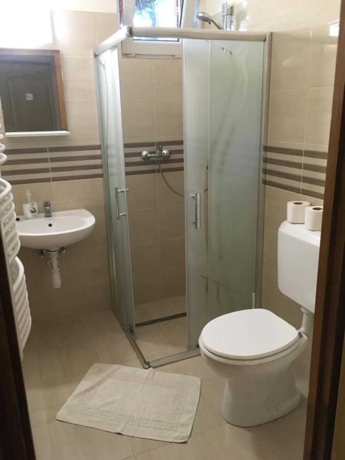 Vasmacska Panzio Hotel Komarom Bagian luar foto