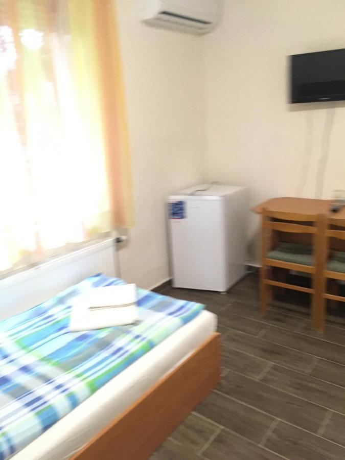Vasmacska Panzio Hotel Komarom Bagian luar foto