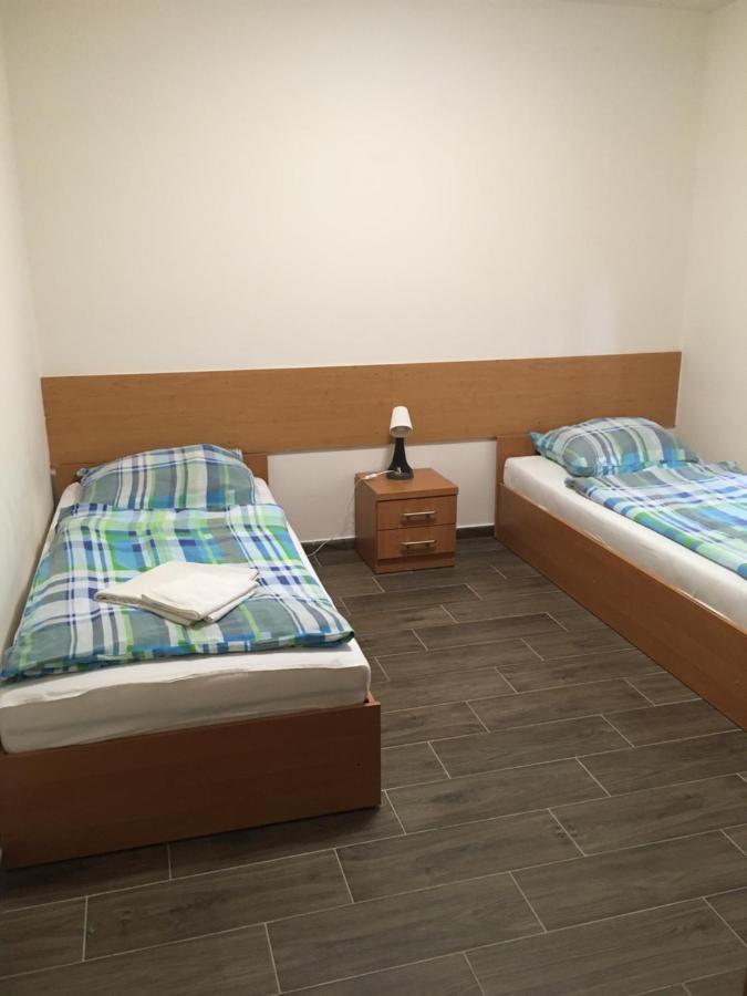 Vasmacska Panzio Hotel Komarom Bagian luar foto