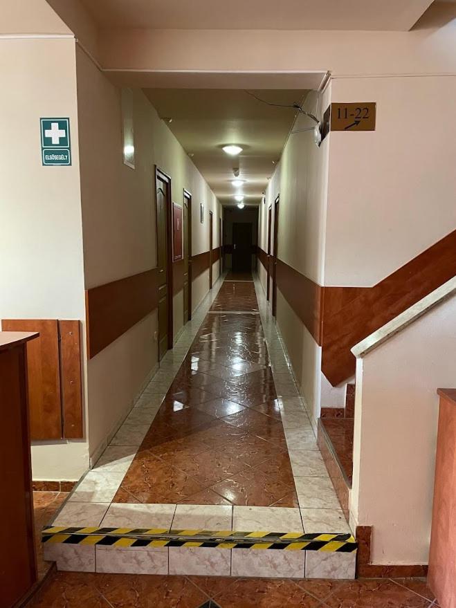 Vasmacska Panzio Hotel Komarom Bagian luar foto